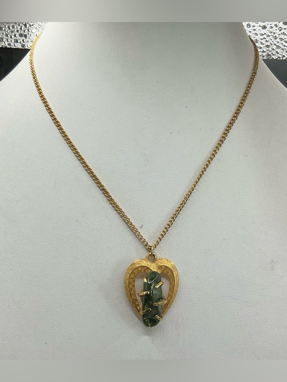 BSK GOLD TONE HEART NECKLACE WITH GREEN STONE